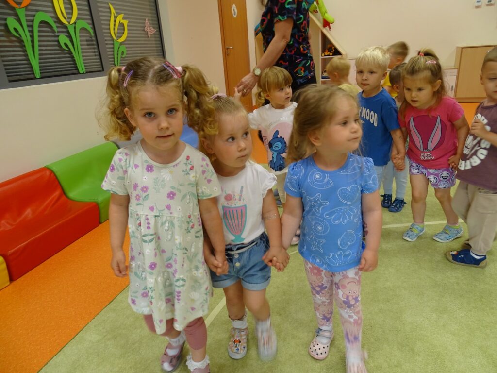 Dziewczynki trzymają się za rączki