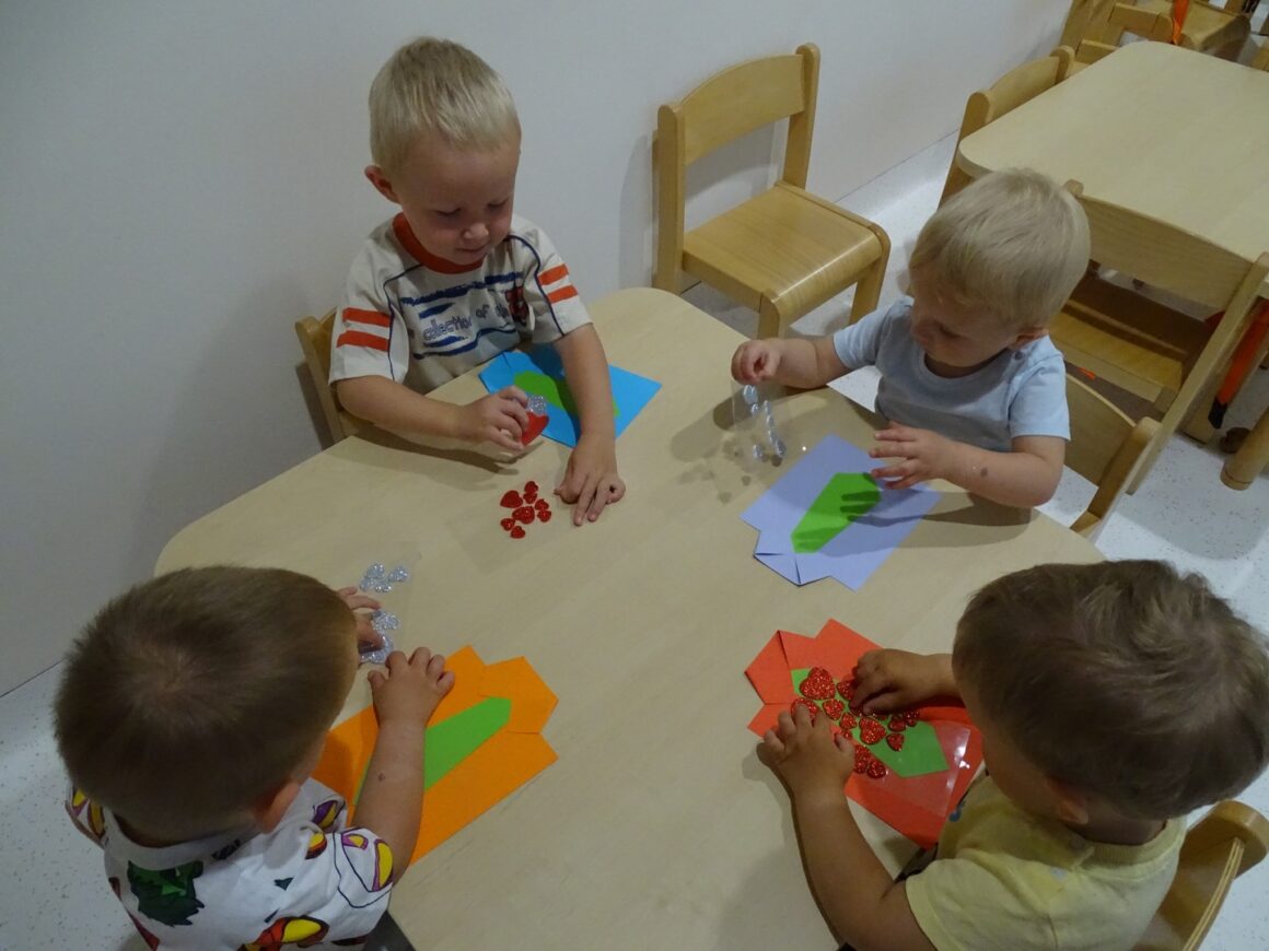 Dzieci robią laurkę dla taty