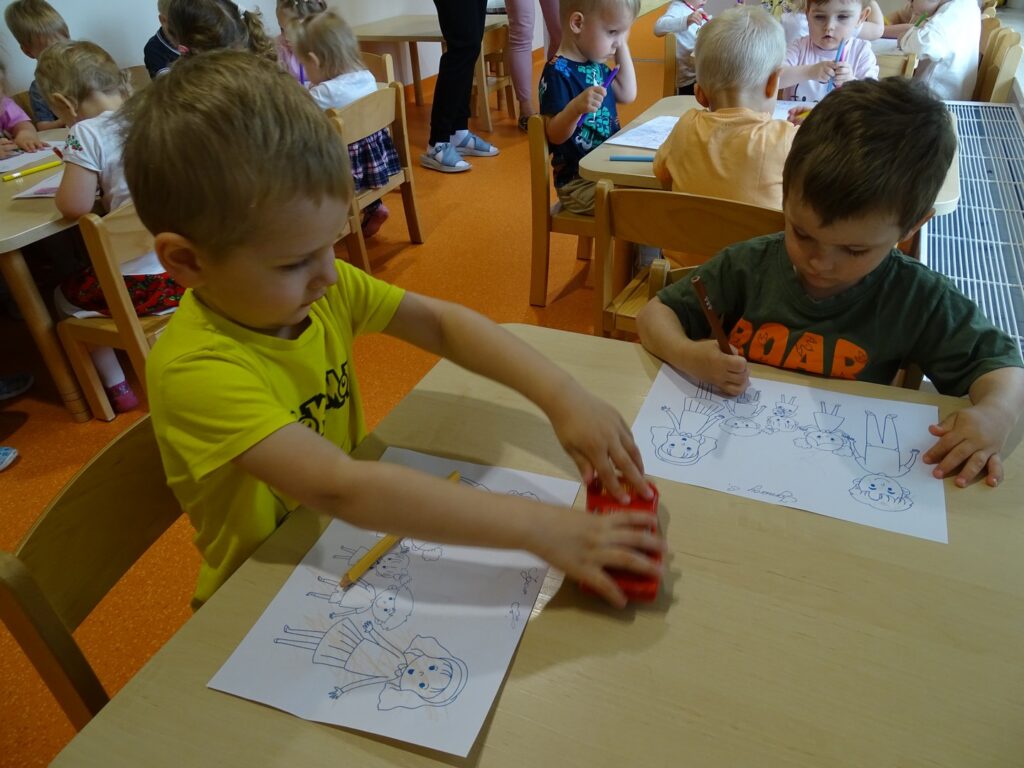 Chłopcy siedzą przy stoliku