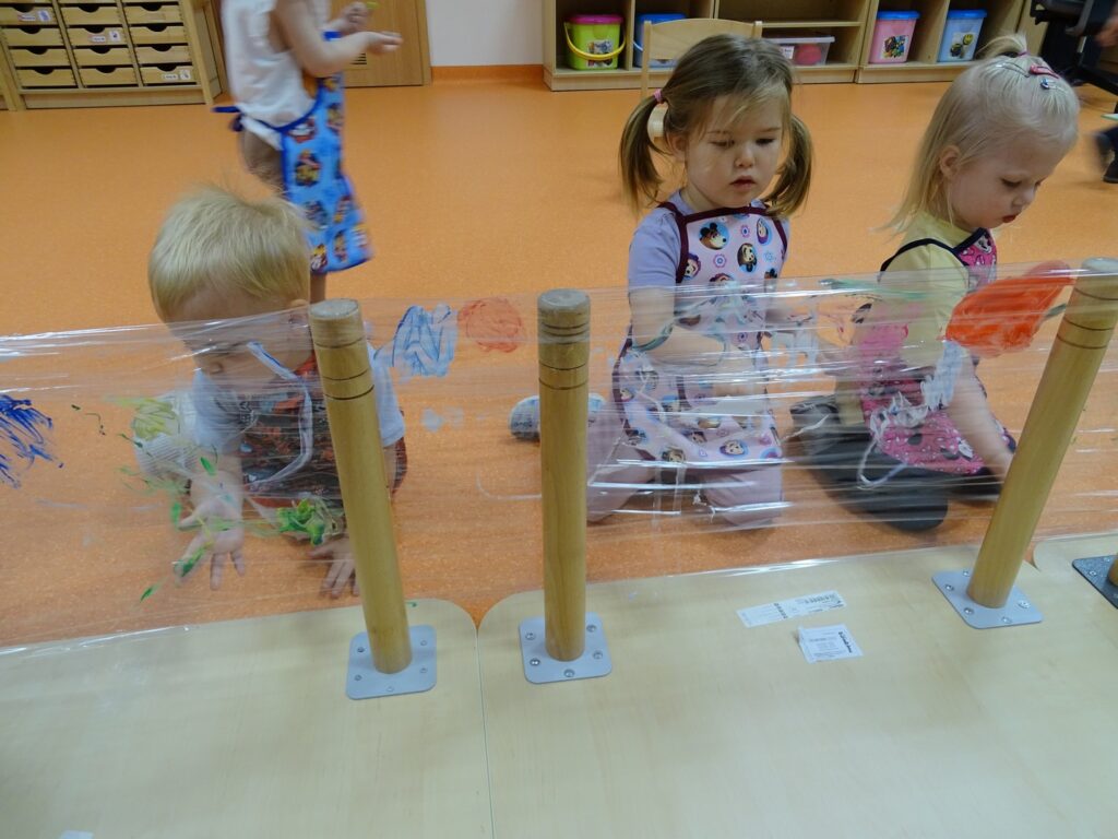 Dzieci malują farbami