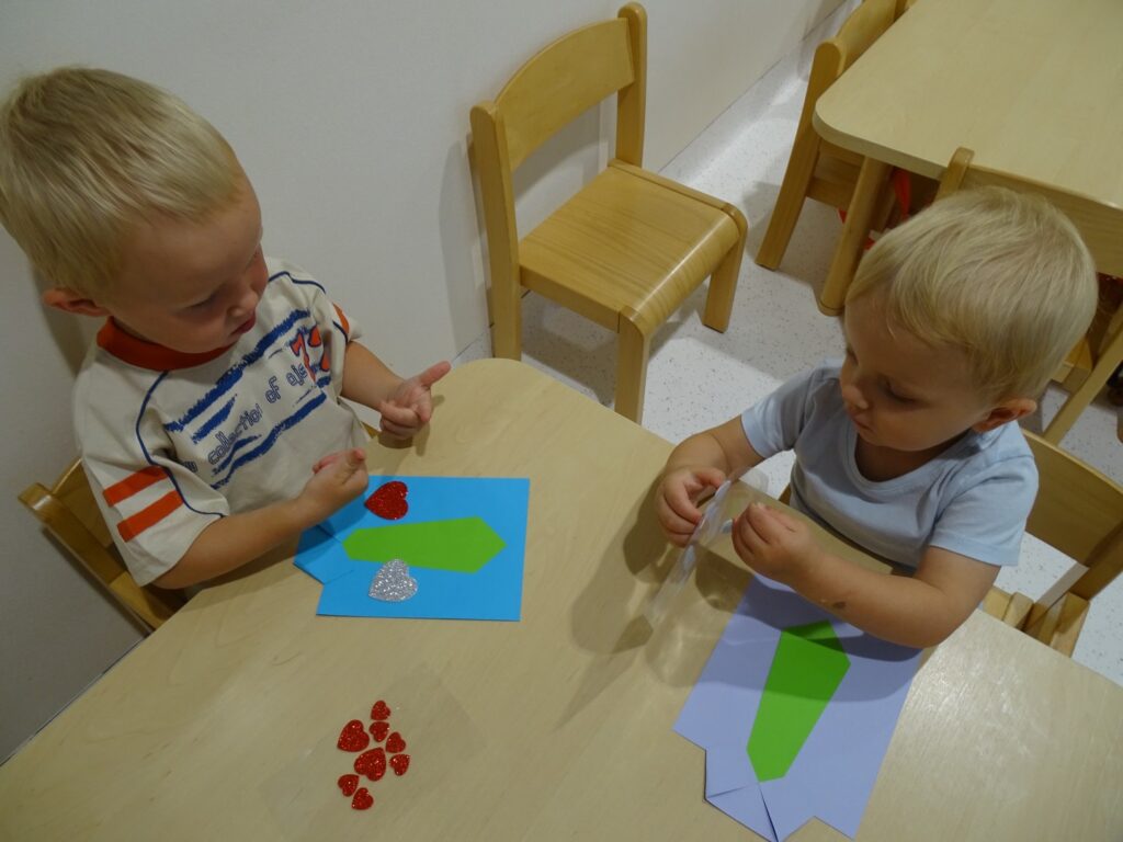 Dzieci ozdabiają laurki