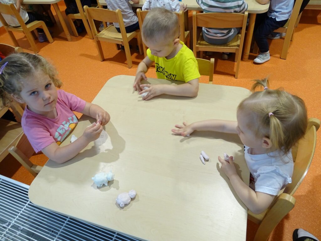 Dzieci pracują przy stoliczkach