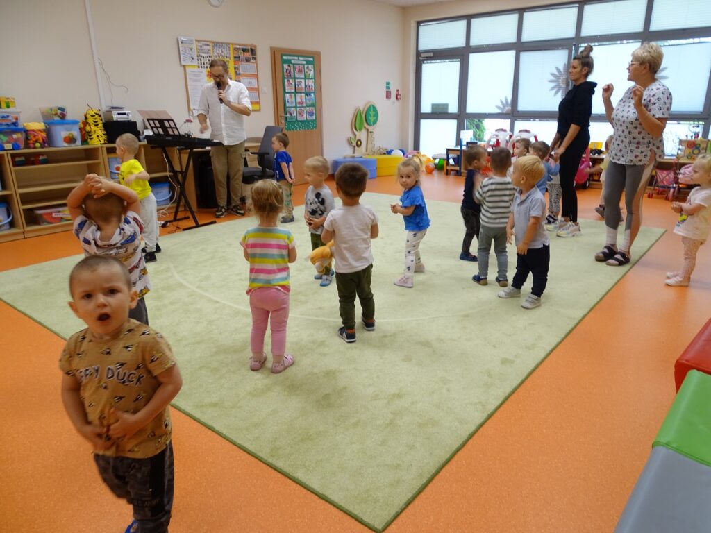 Dzieci tańczą na dywanie