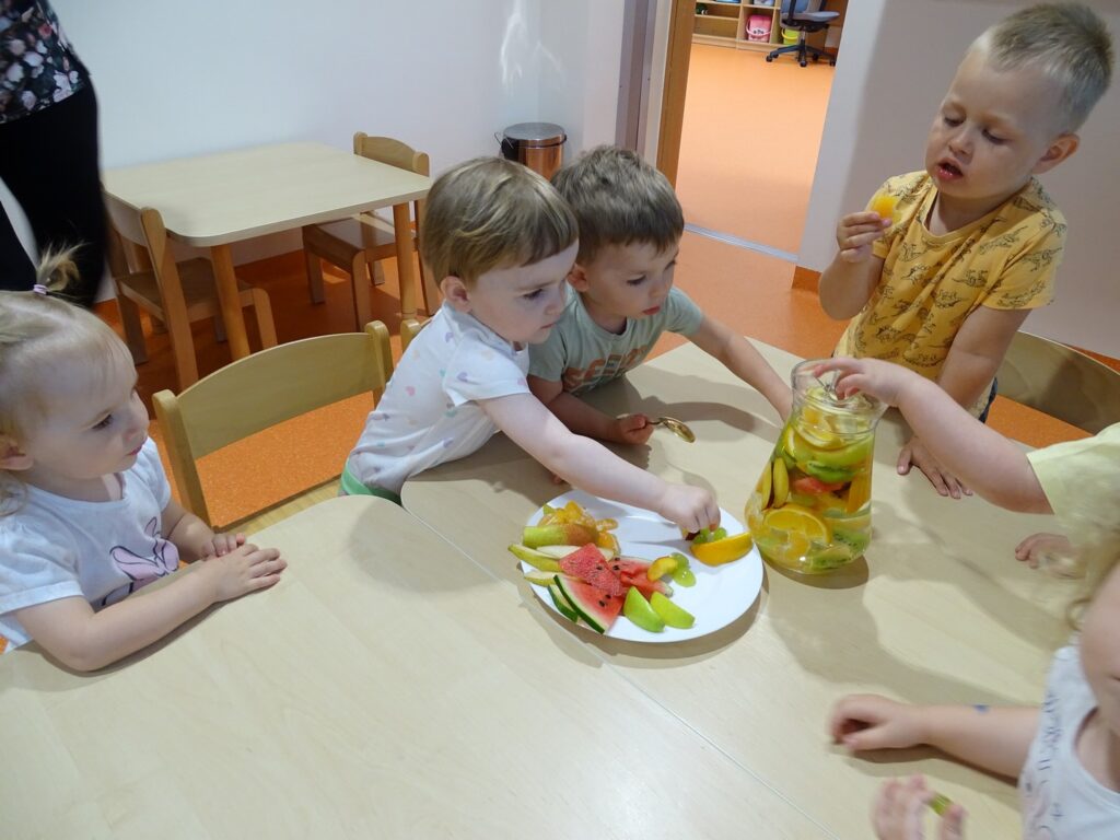 Dzieci wrzucają owoce z talerza