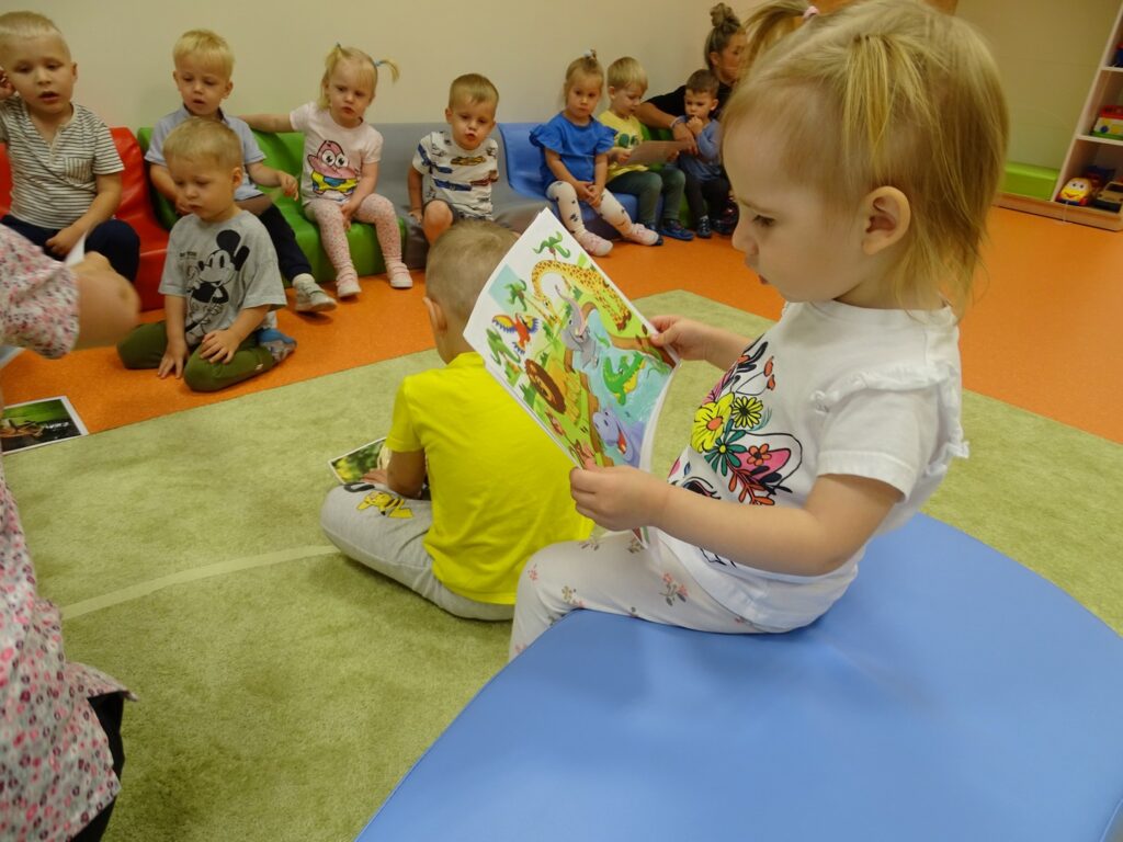 Dziewczynka ogląda obrazek