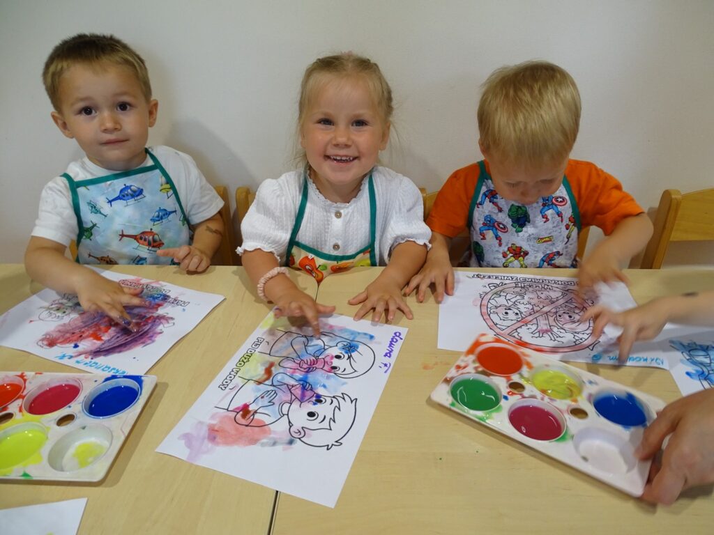 Praca plastyczna wykonywana farbami