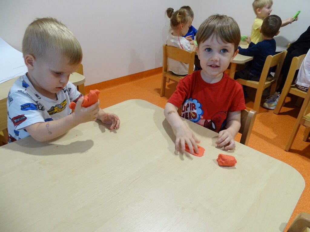 Chłopcy z czerwoną plasteliną