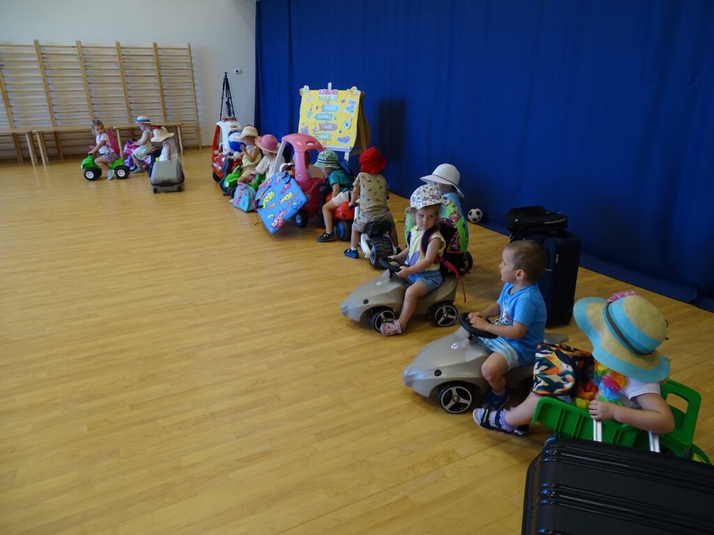 Dzieci jadą pojazdami