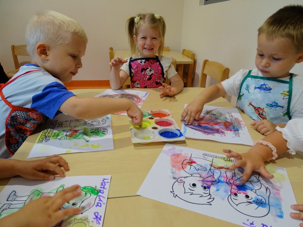 Dzieci malują farbami