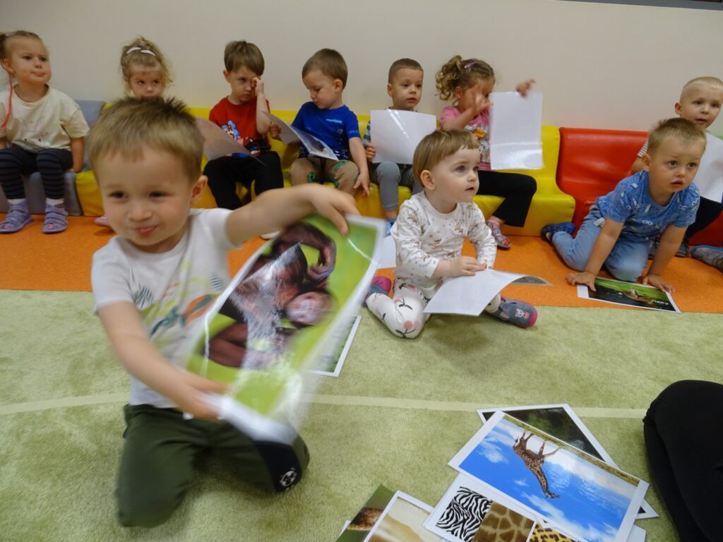 Dzieci oglądają obrazki
