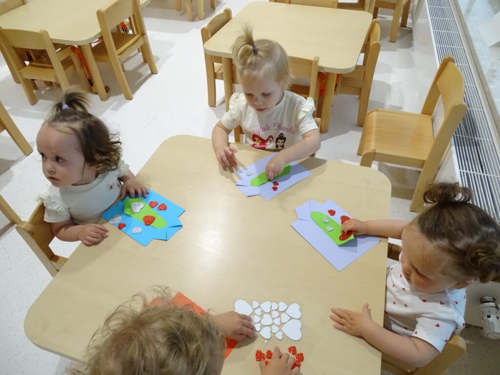 Dzieci wykonują laurkę dla taty