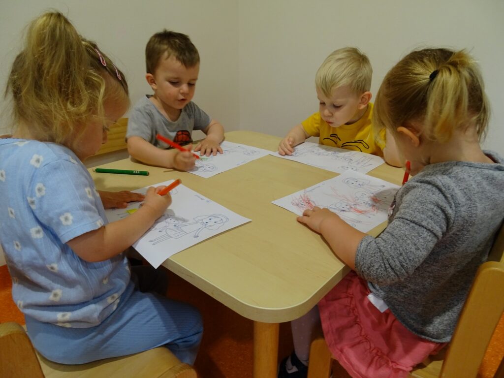 Dzieci wykonują portrety swoich rodzin