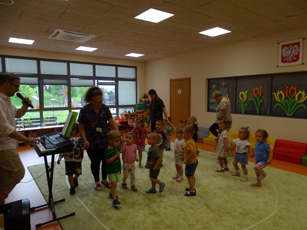 Pan Arek gra i śpiewa