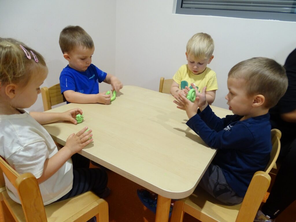 Dzieci lepią zwierzątka z plasteliny