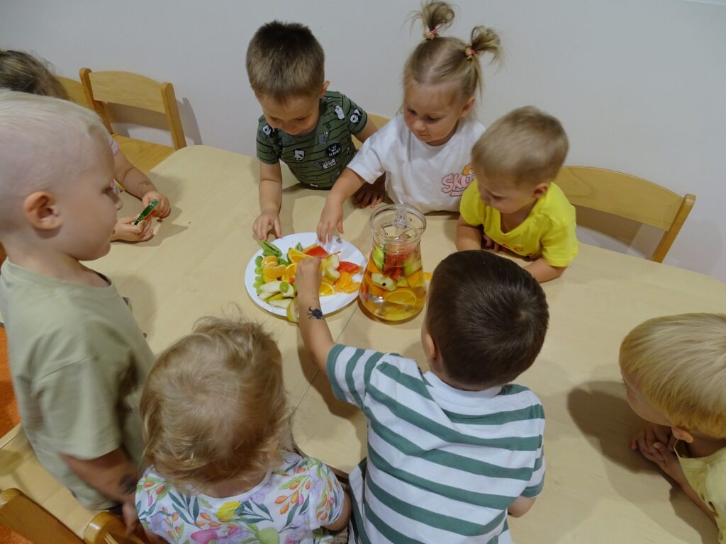 Dzieci robią lemoniadę przy stolikach