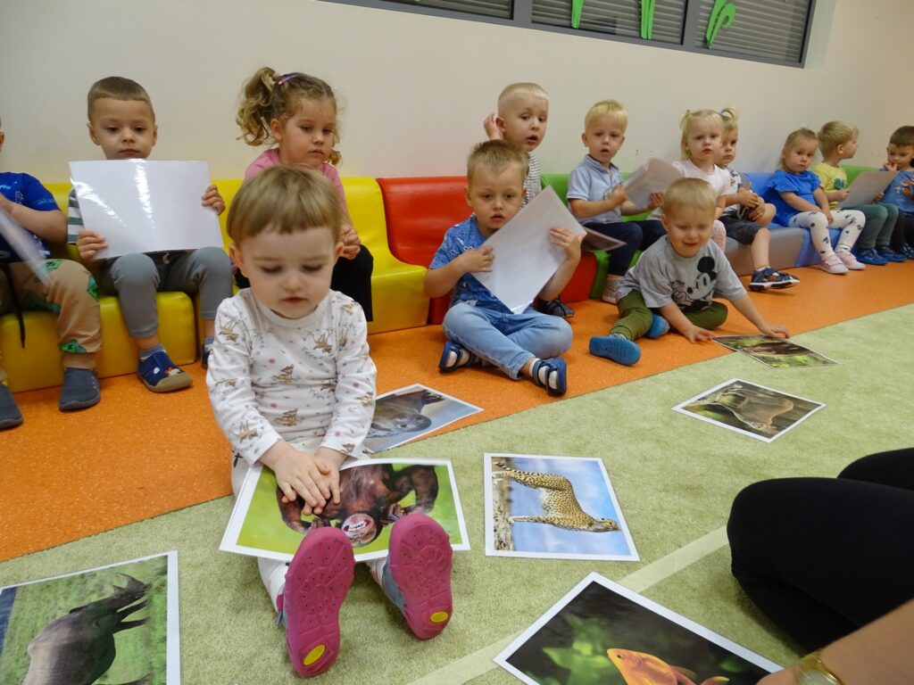 Dziewczynka trzyma obrazek małpki