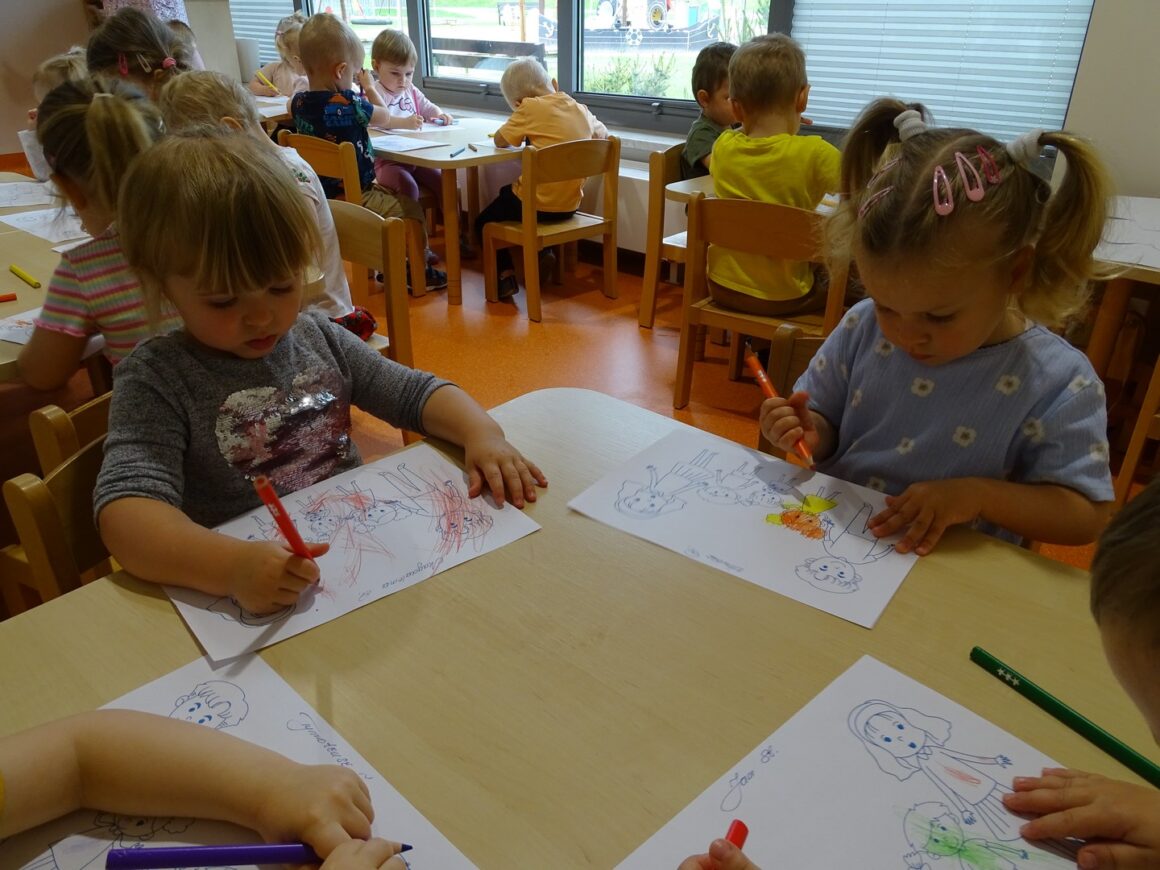 Dziewczynki kolorują kredkami