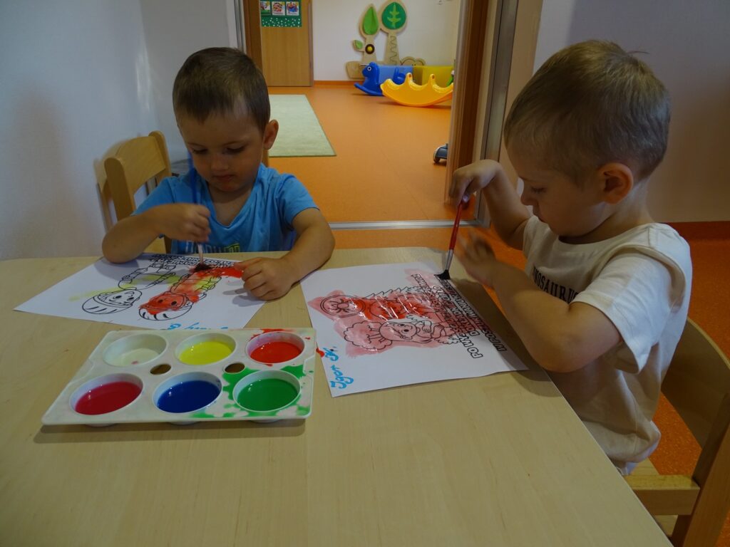 Chłopcy malują farbami