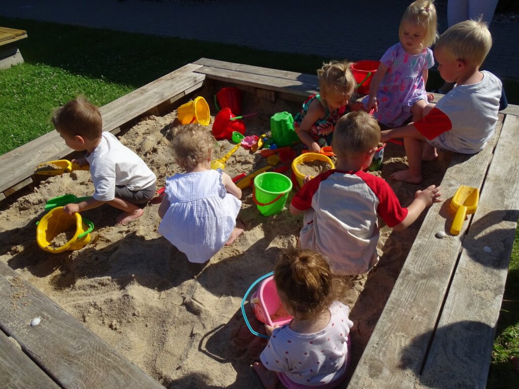 Dzieci bawią się w piasku
