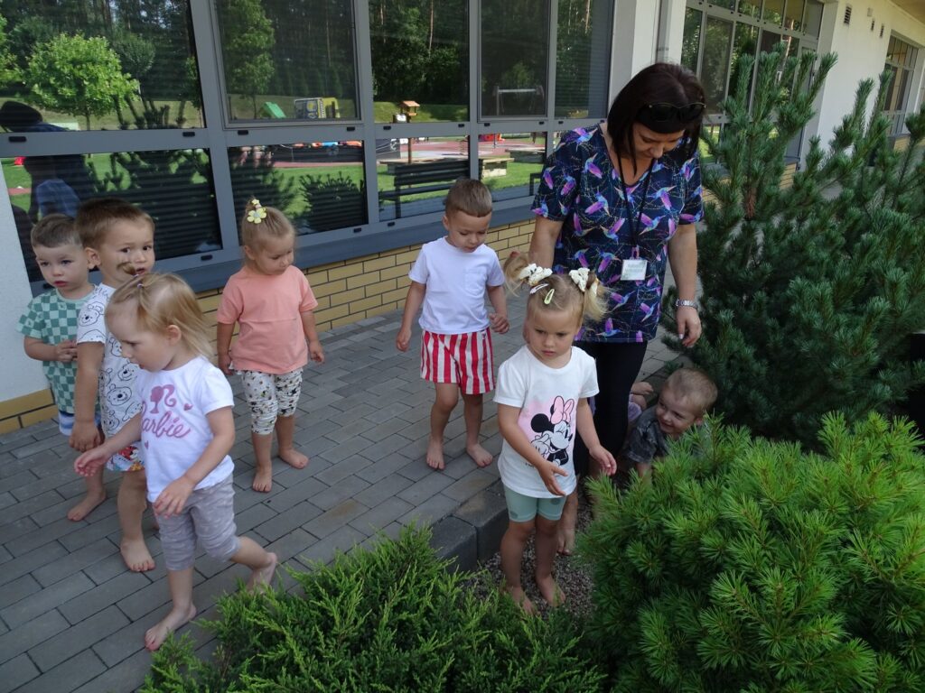 Dzieci stoją boso na chodniku