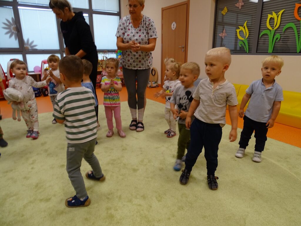 Dzieci tańczą układ