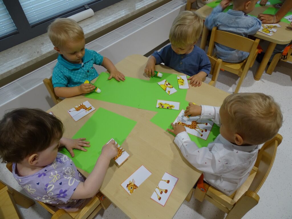 Dzieci wykonują pracę plastyczną