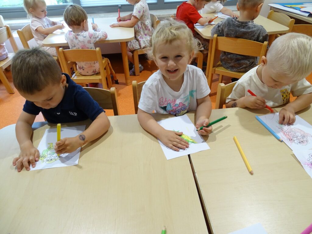 Dziewczynka z radością wykonuje laurkę