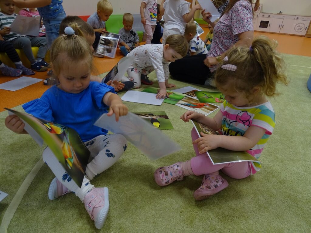 Dziewczynki oglądają karty pracy