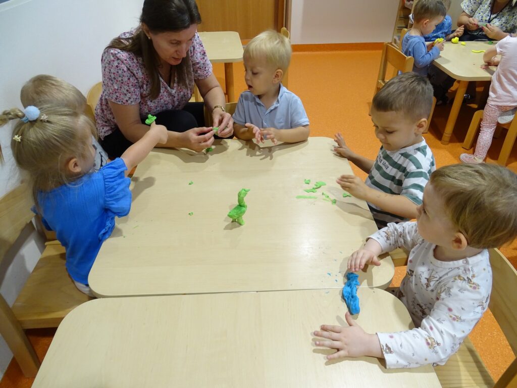 Opiekun pomaga lepić zwierzątka