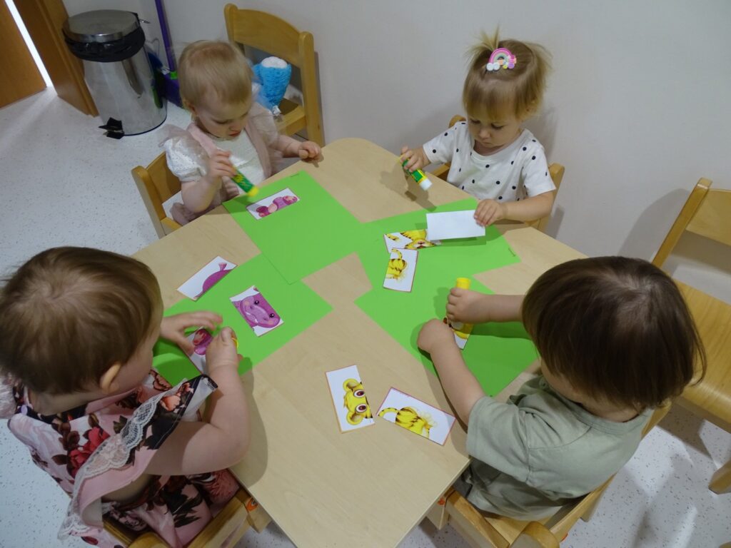 Dzieci naklejają puzzelki