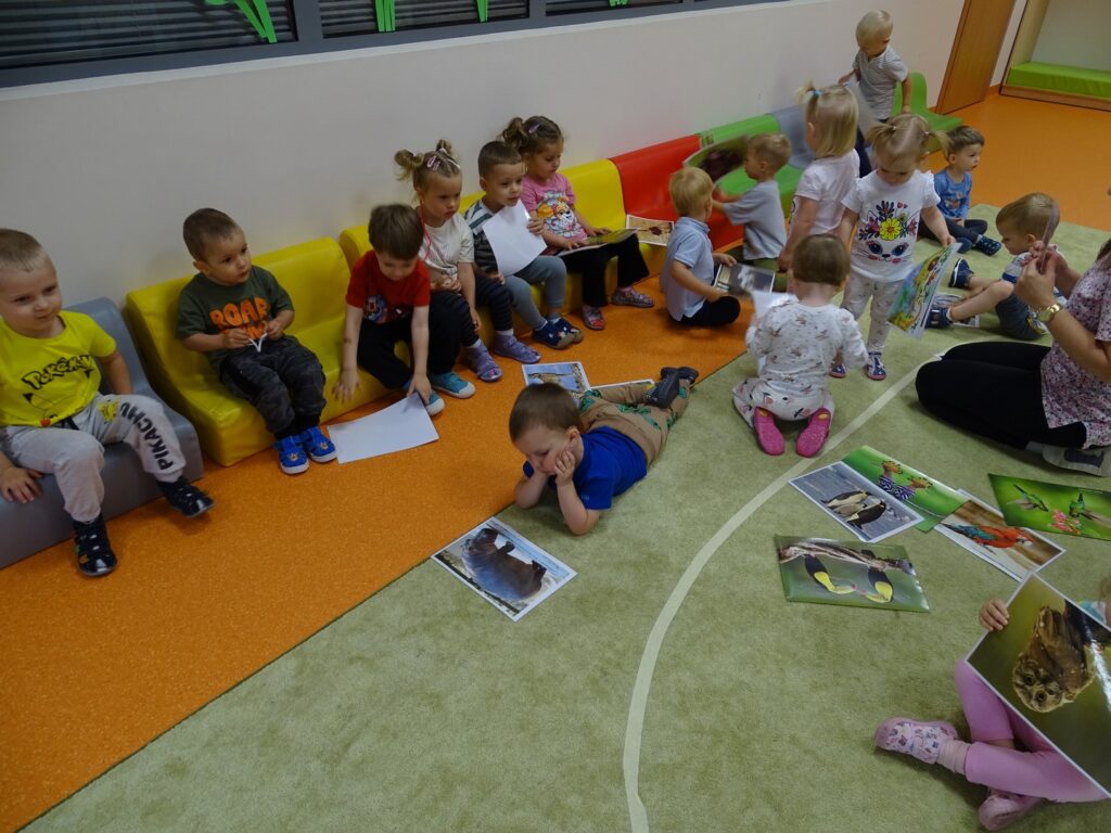 Dzieci oglądają obrazki zwierzątek