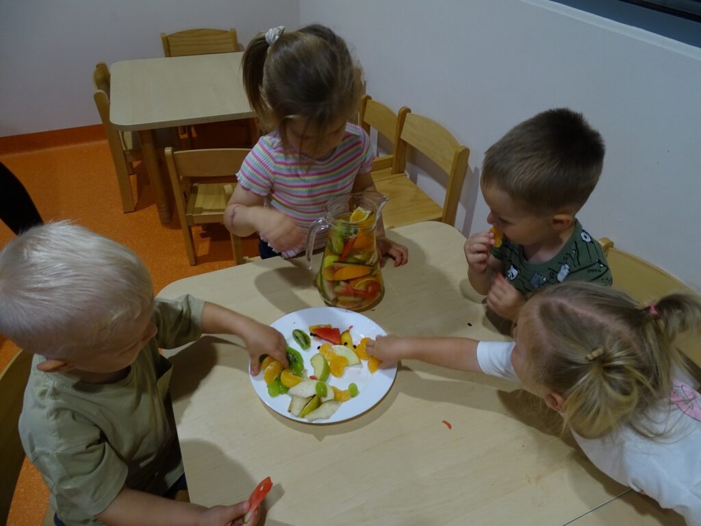 Dziewczynka robi lemoniadę