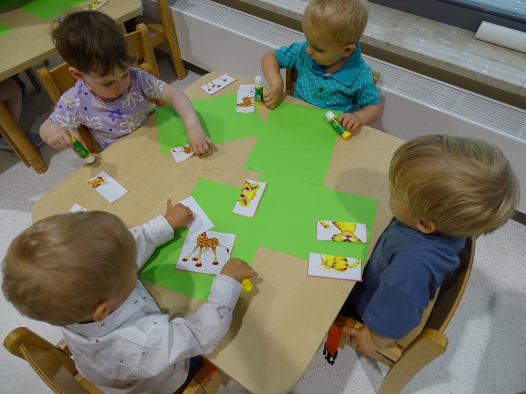 Dzieci naklejają obrazki