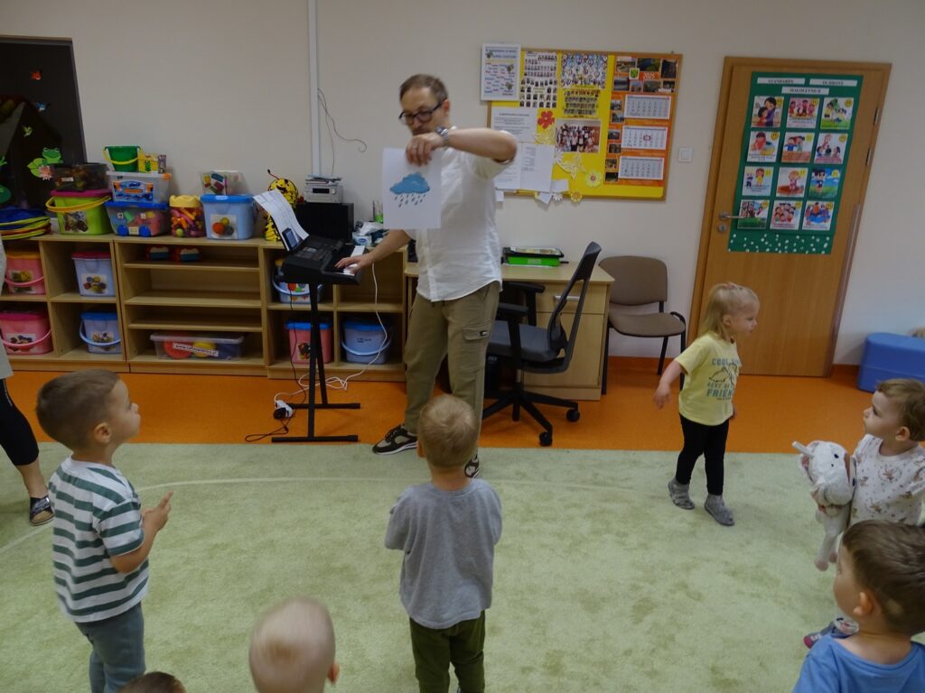 Pan Arek pokazuje obrazek