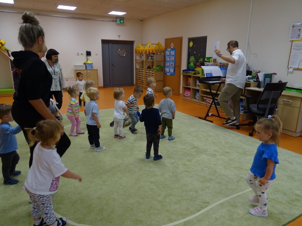 Dzieci tańczą w rytm muzyki