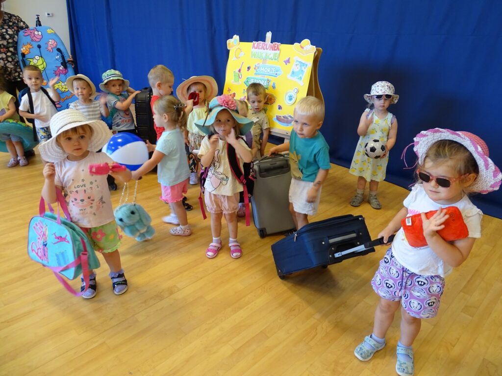 Dzieci z walizkami