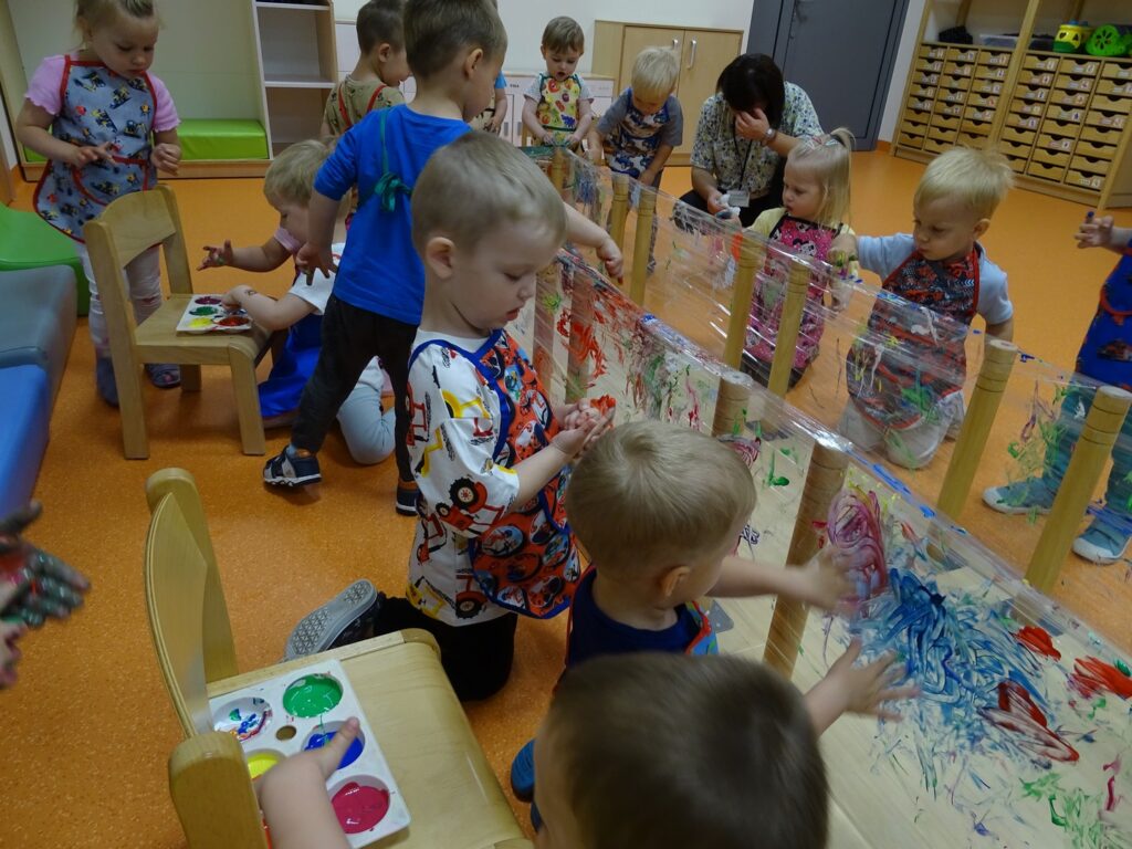 Wszystkie dzieci malują paluszkami