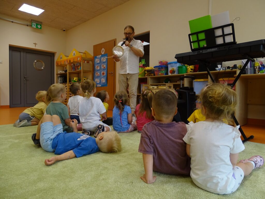 Dzieci siedzą na dywanie