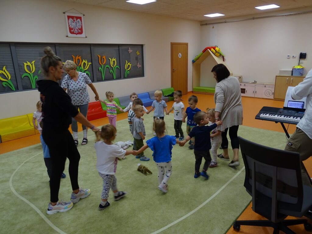 Dzieci tańczą w kółku