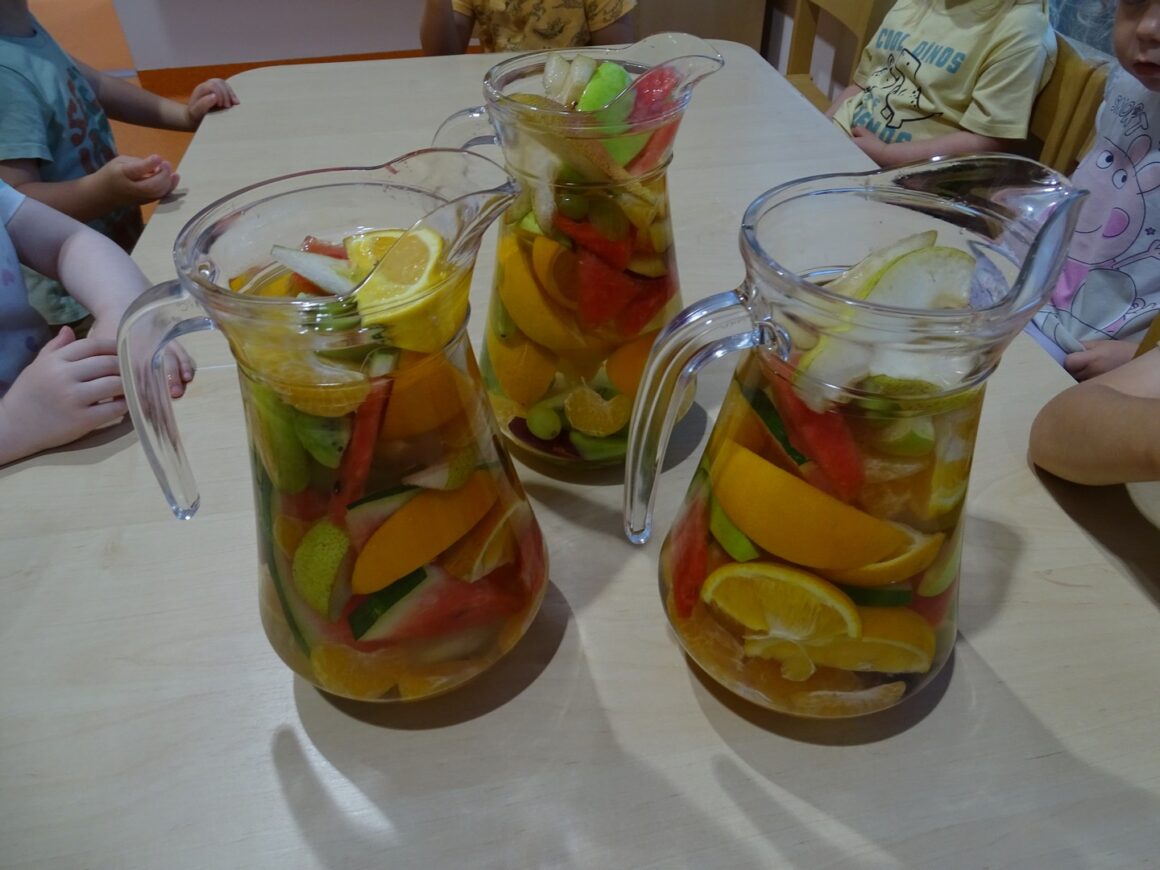 Trzy dzbanki lemoniady