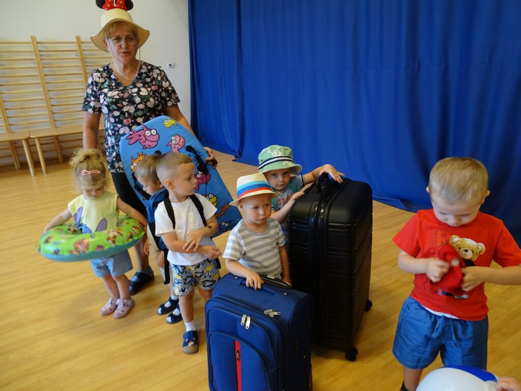 Dzieci z walizkami i kapeluszami