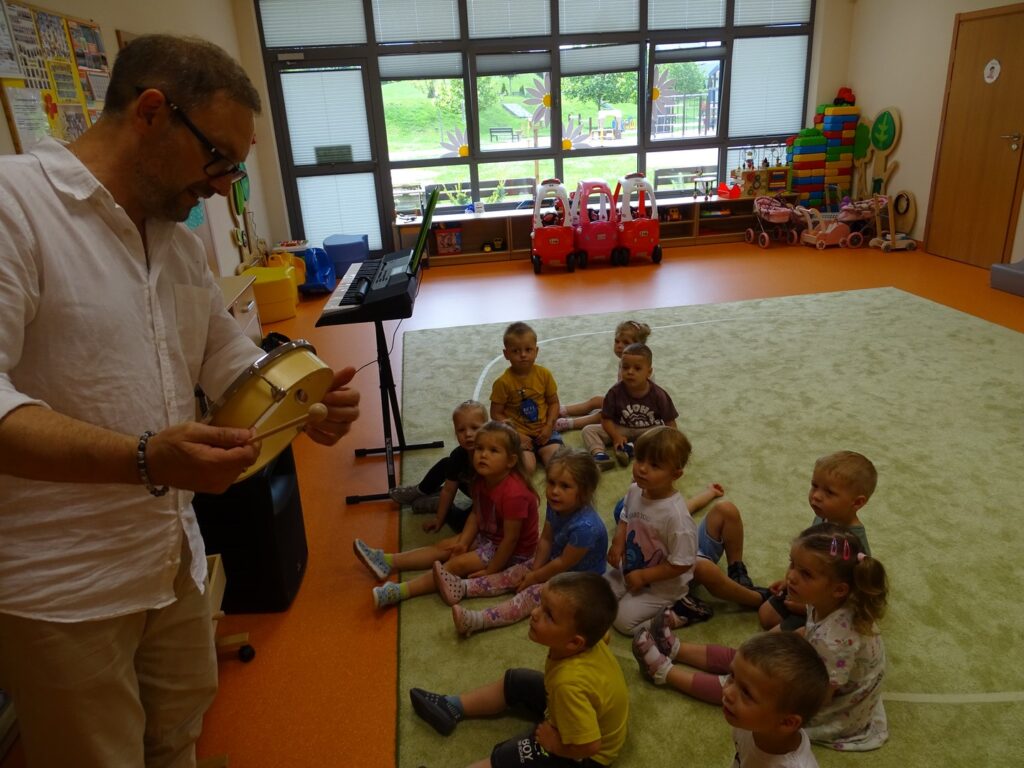 Pan Arek pokazuje instrumenty