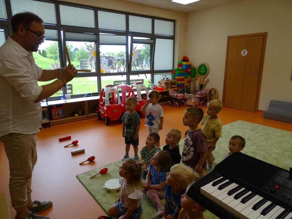 Dzieci słuchają Pana Arka