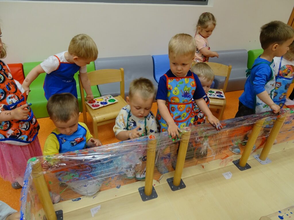 Malowanie kolorowymi farbami