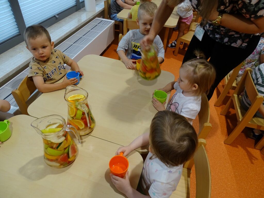 Opiekun nalewa lemoniadę