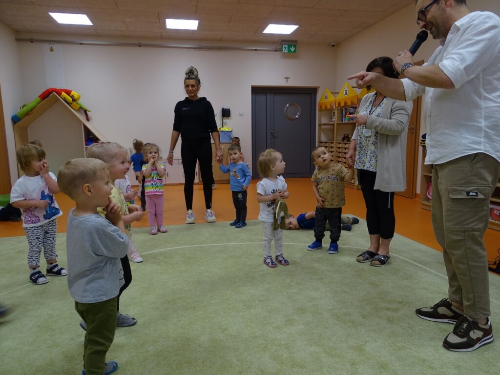 Pan Arek mówi przez mikrofon