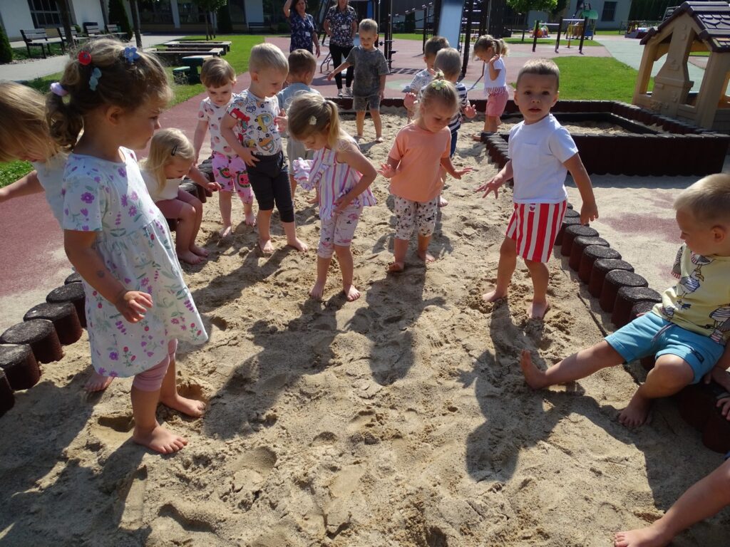 Dzieci w piaskownicy