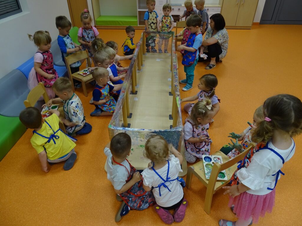 Malowanie na folii na stole