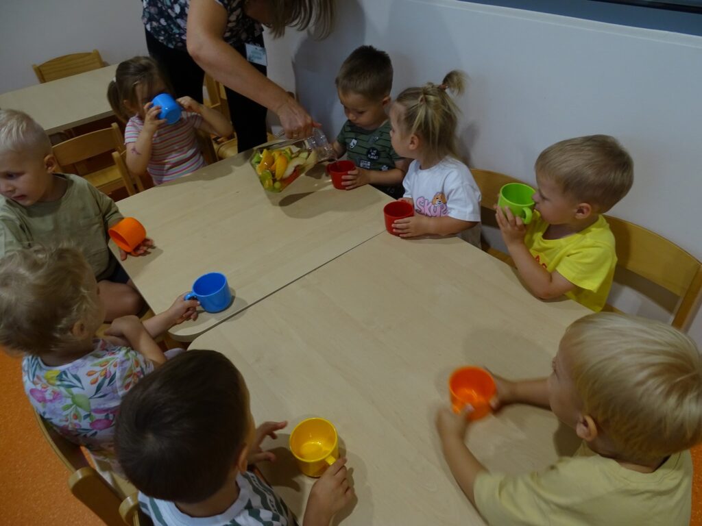 Dzieci czekają na lemoniadę