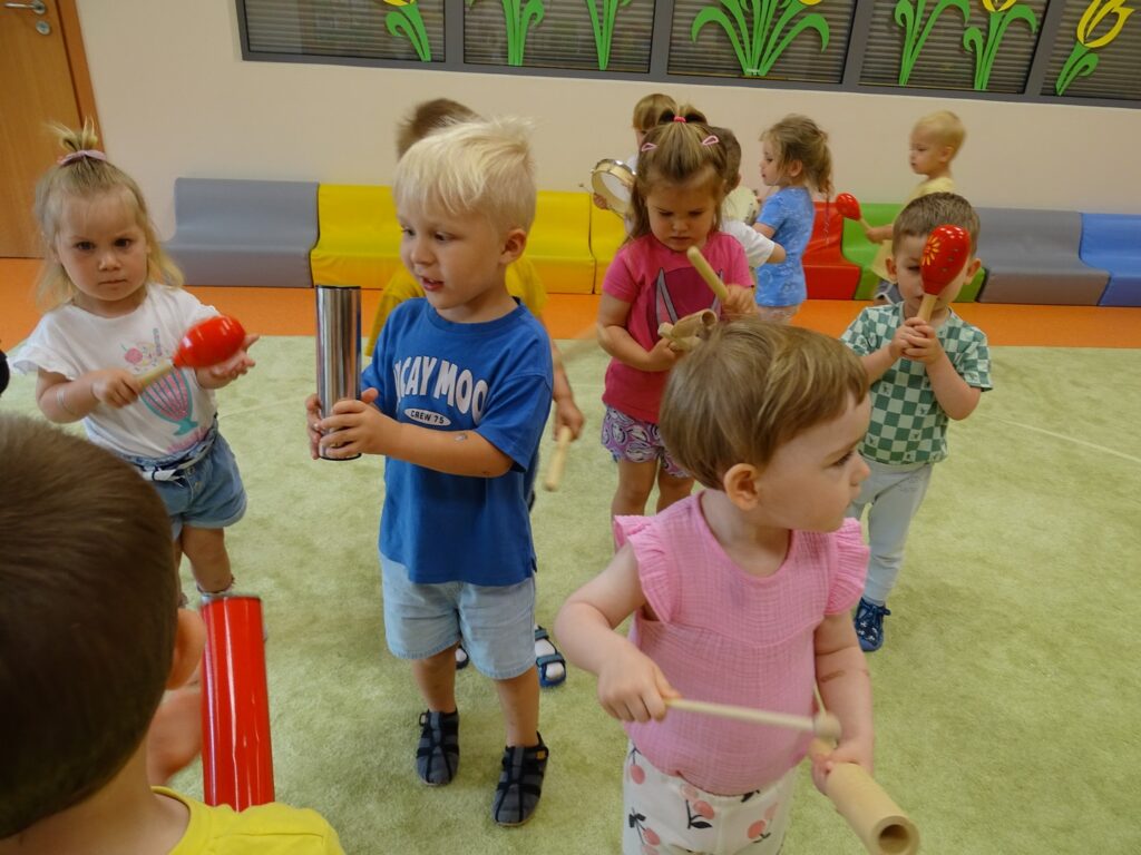 Dzieci grają na instrumentach